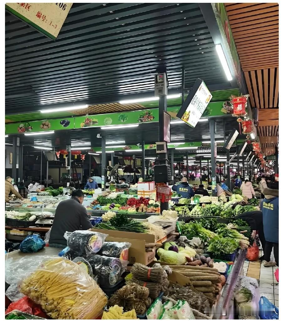 菜市场一件小事看完心里五味杂陈。一老人买了只鸽子38元，给了100元，商家找了