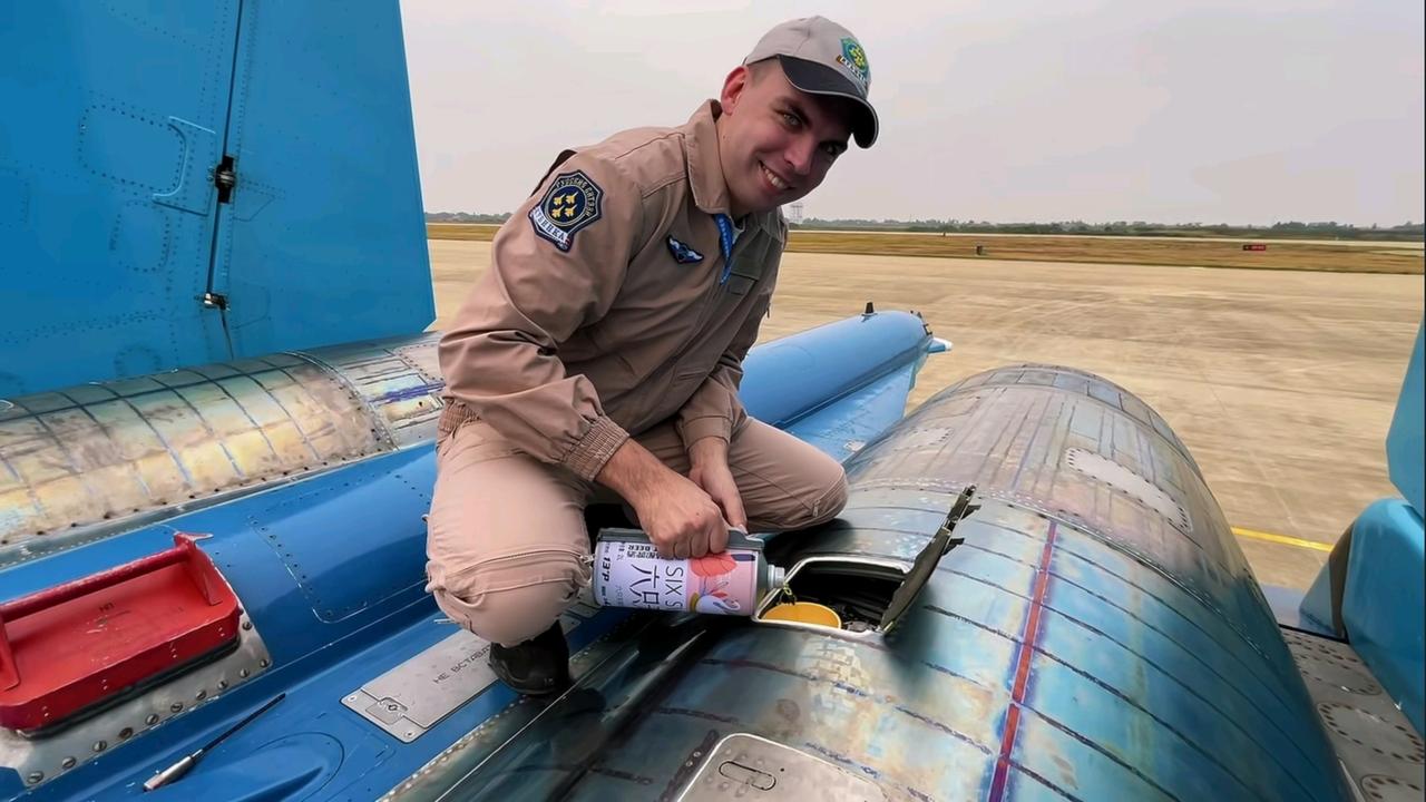 六只天鹅这个啤酒品牌火了！俄罗斯飞行员在南昌飞行大会上直接将该啤酒加入飞机里面！