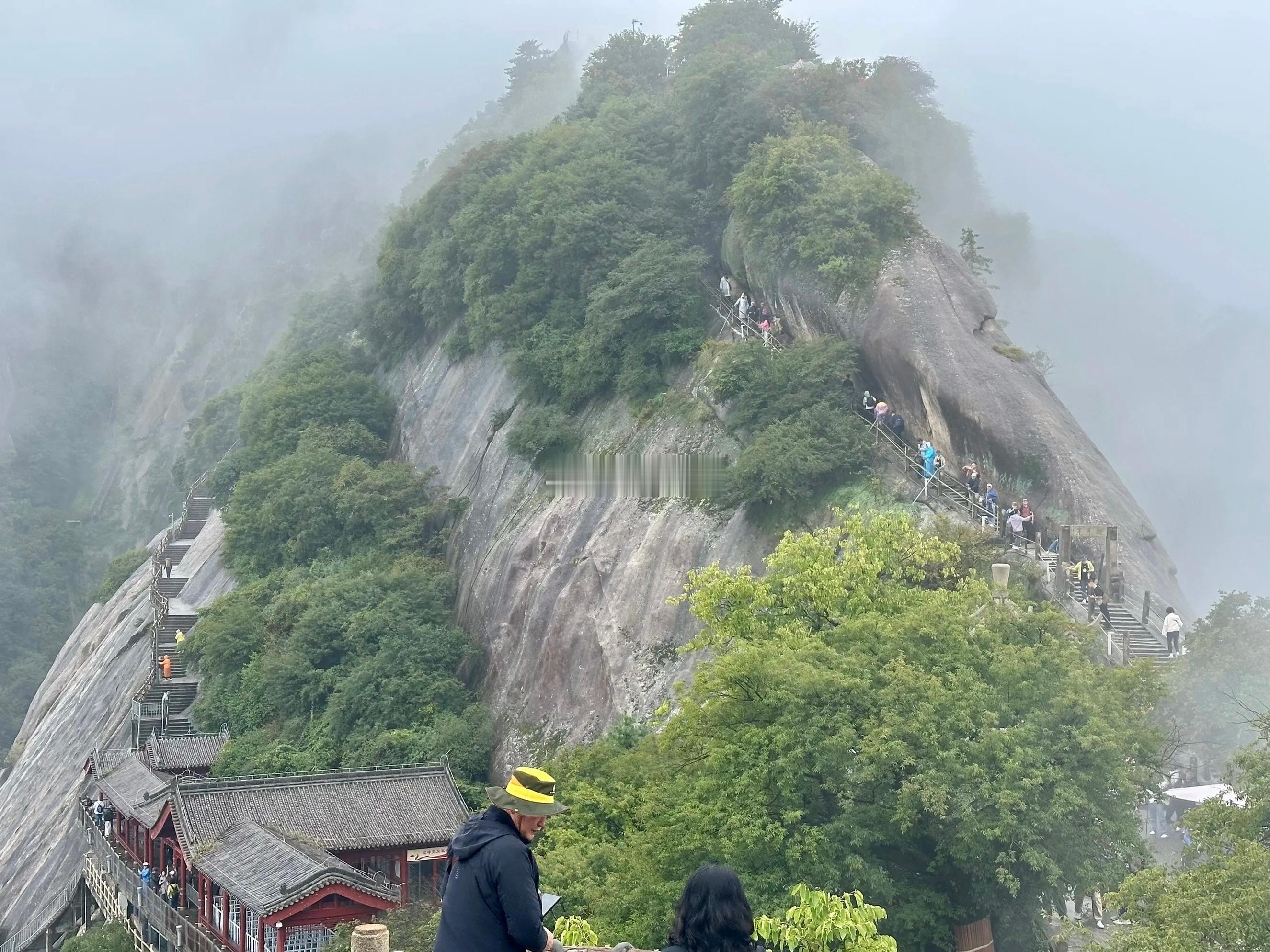 华阴·华山风景名胜区国庆假期，挑战华山，果然名不虚传！！！一路爬上来，太震撼了