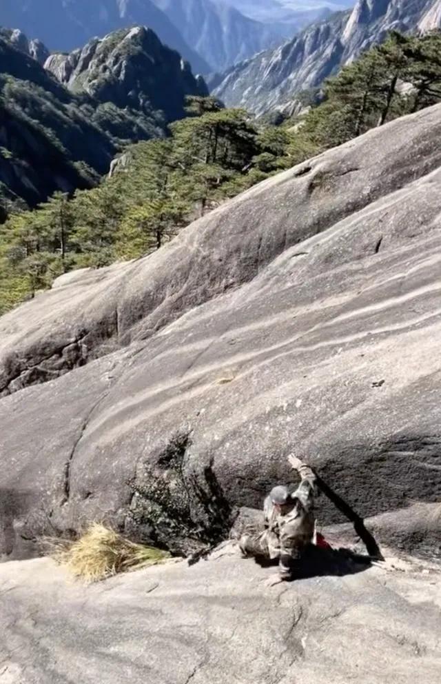 黄山500元捡手机引骂战：冒命捡机的工人，到底该不该收钱？“小心！千万别滑