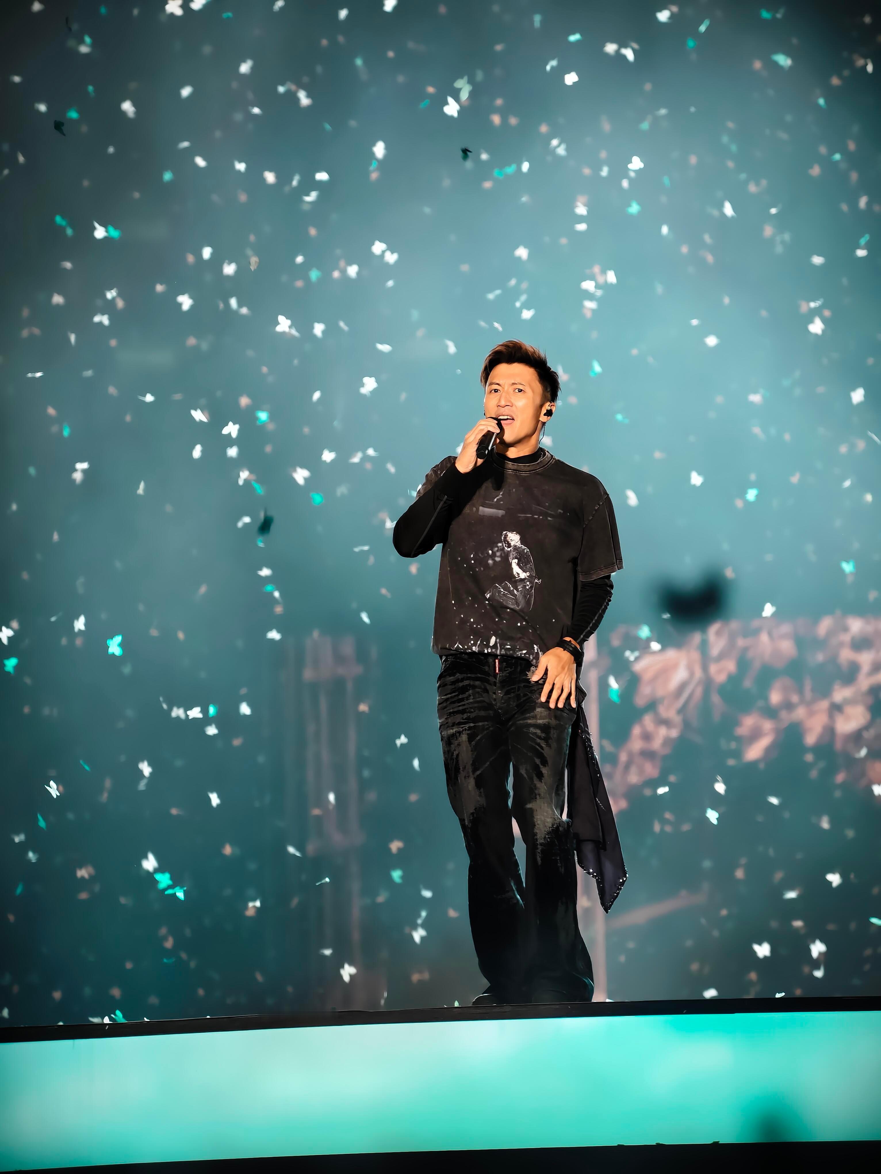 谢霆锋你也想去观众席吗谢霆锋饭撒天才看出来了，他好几次往台下冲的冲动都写在脸上了