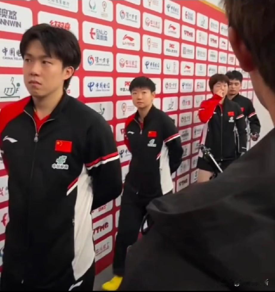 果然是熟人采访，楚钦上来就是一脚。曹巍和头哥这么熟了，但是我采访头哥时声音还是