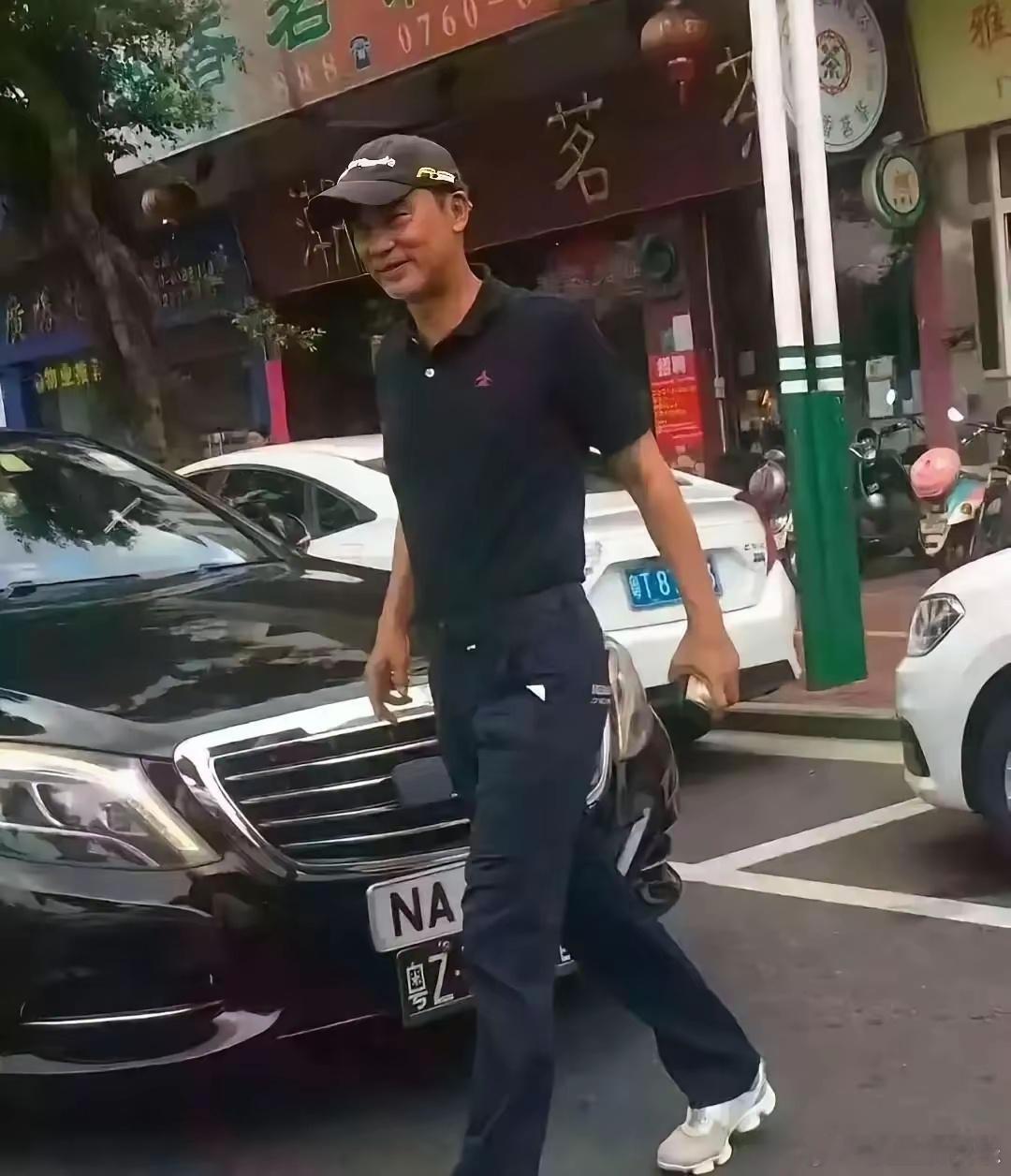 都说，七十多岁的吕良伟是行走的荷尔蒙。那大家看看这个帅哥是不是更加的荷尔蒙。而且