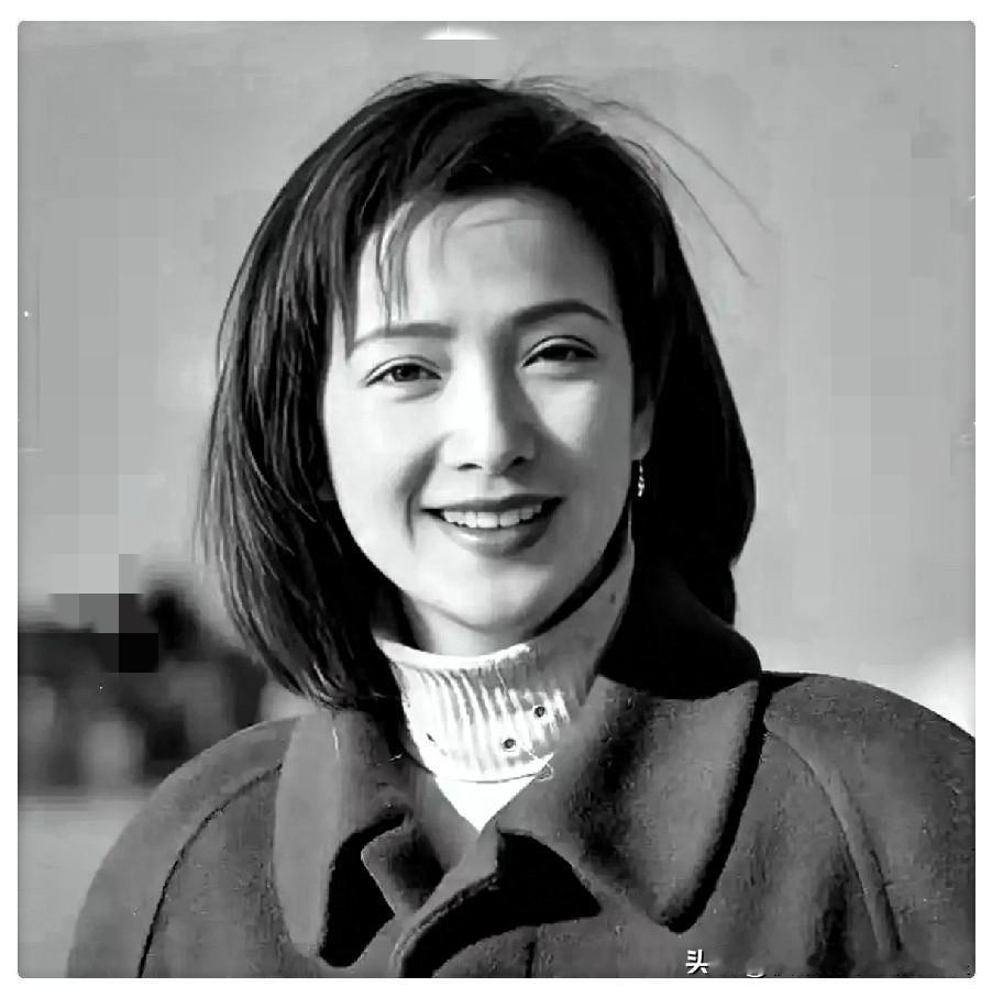 何晴老师走了，她一生中做了三件错事。最可惜的就是跟初恋刘威分开，刘威比她大