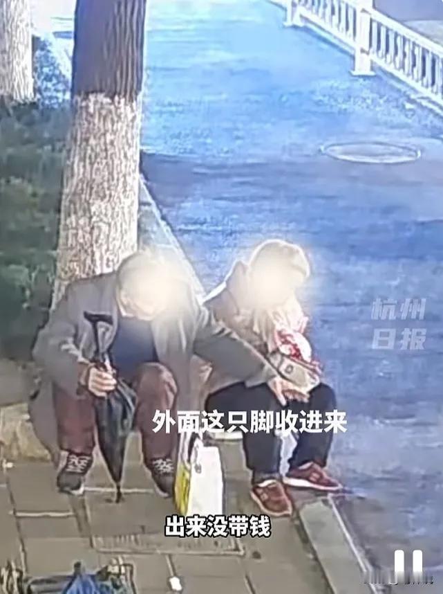 “眼泪止不住了”浙江杭州，一对老夫妻凌晨还在到处游荡，当路过的交警发现这对老夫妻