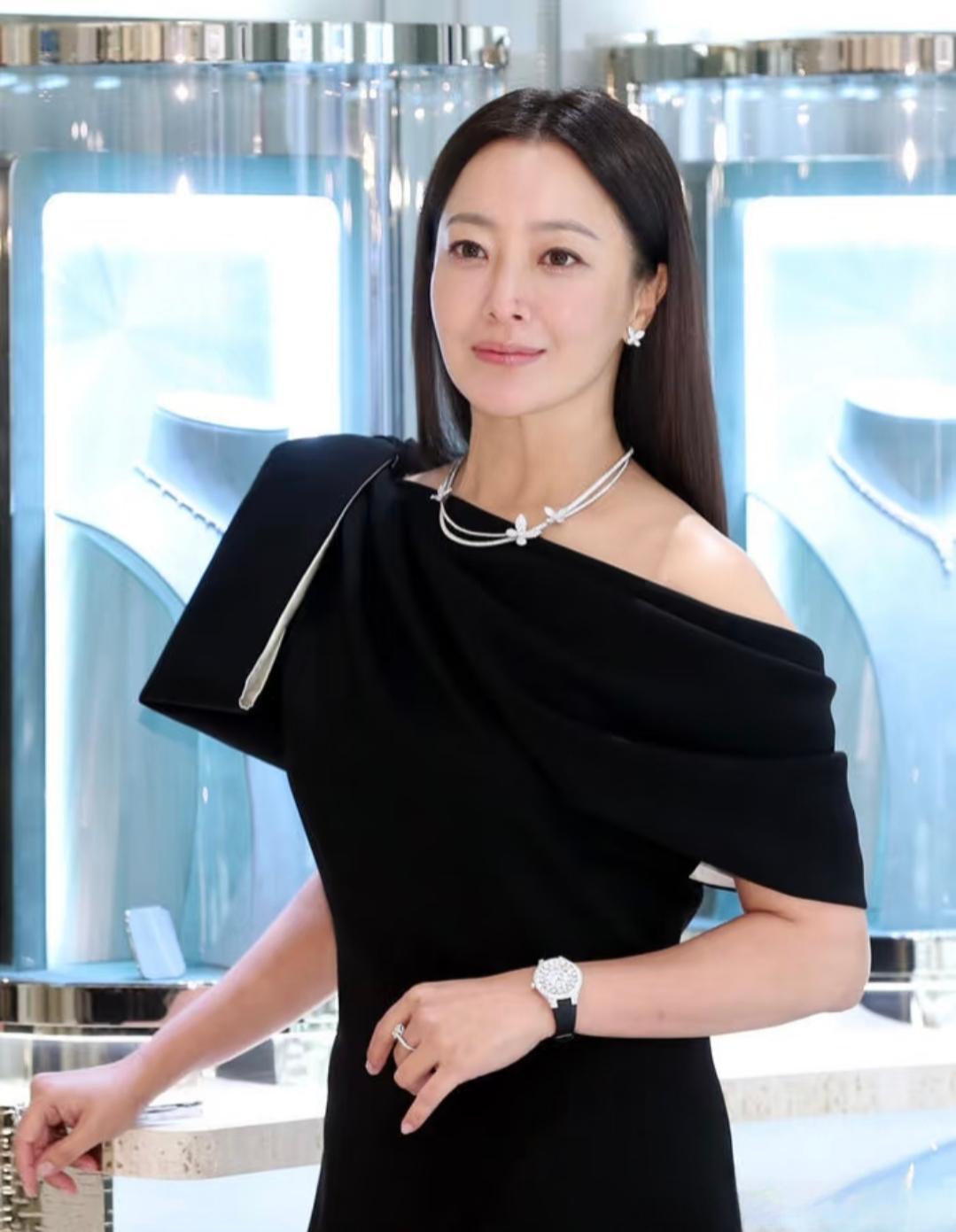 48岁还能穿黑裙压全场,不是靠医美,是靠死磕。一天三遍护肤,俩面膜,盐比命都省