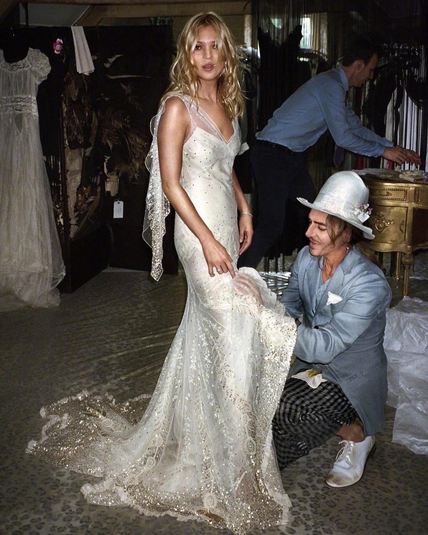 凯特·莫斯2011年结婚时的婚纱，至今仍被视为现代时尚史上最具影响力的新娘造型之