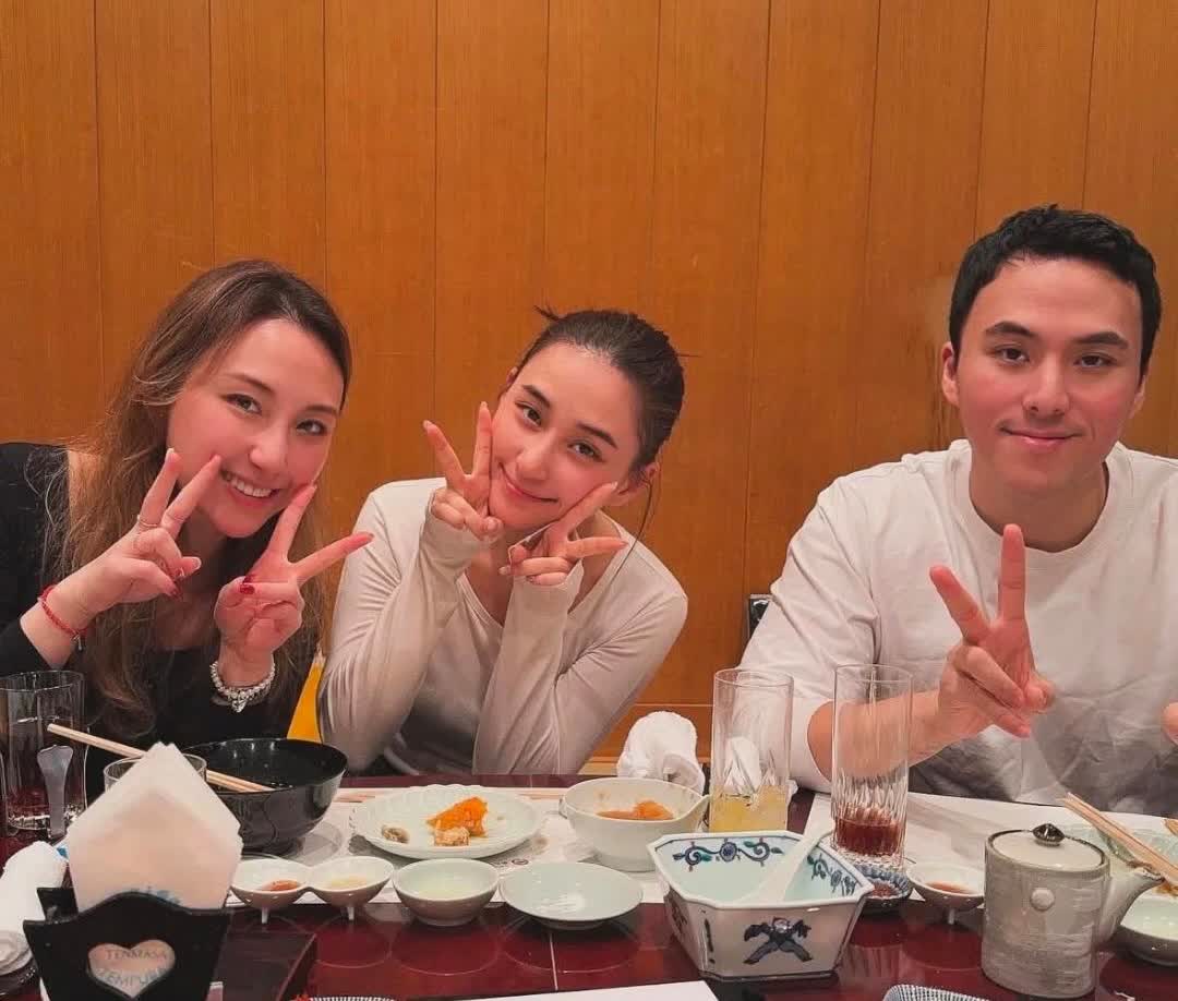 赌王三房的子女感情似乎都不太顺利啊。大女儿何超云现年36岁，早些