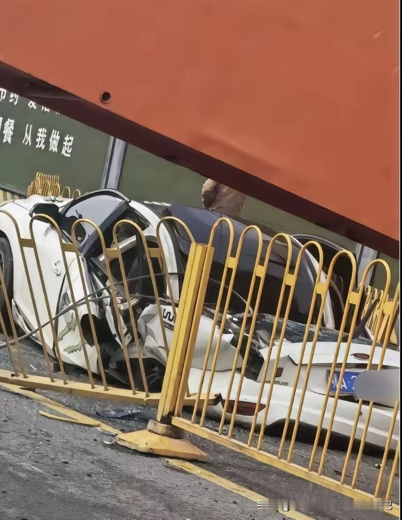 武汉龙门吊倒塌，砸中一辆行驶中的汽车后排。消防员赶到现场，先对前排进行破拆，司机