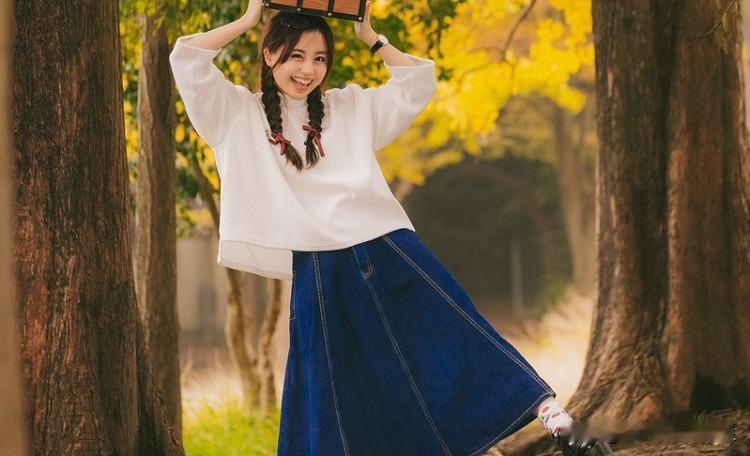 女人一旦动了情，这6个表现根本藏不住。1、眼神偷偷瞄着你看，若是你看到了，她会