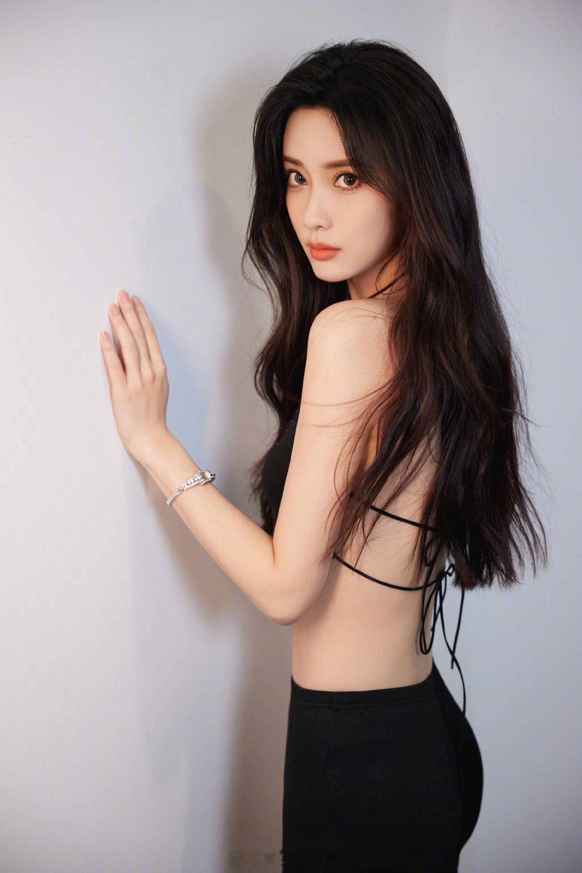 孟子义黑色肚兜软软糯糯的姐姐