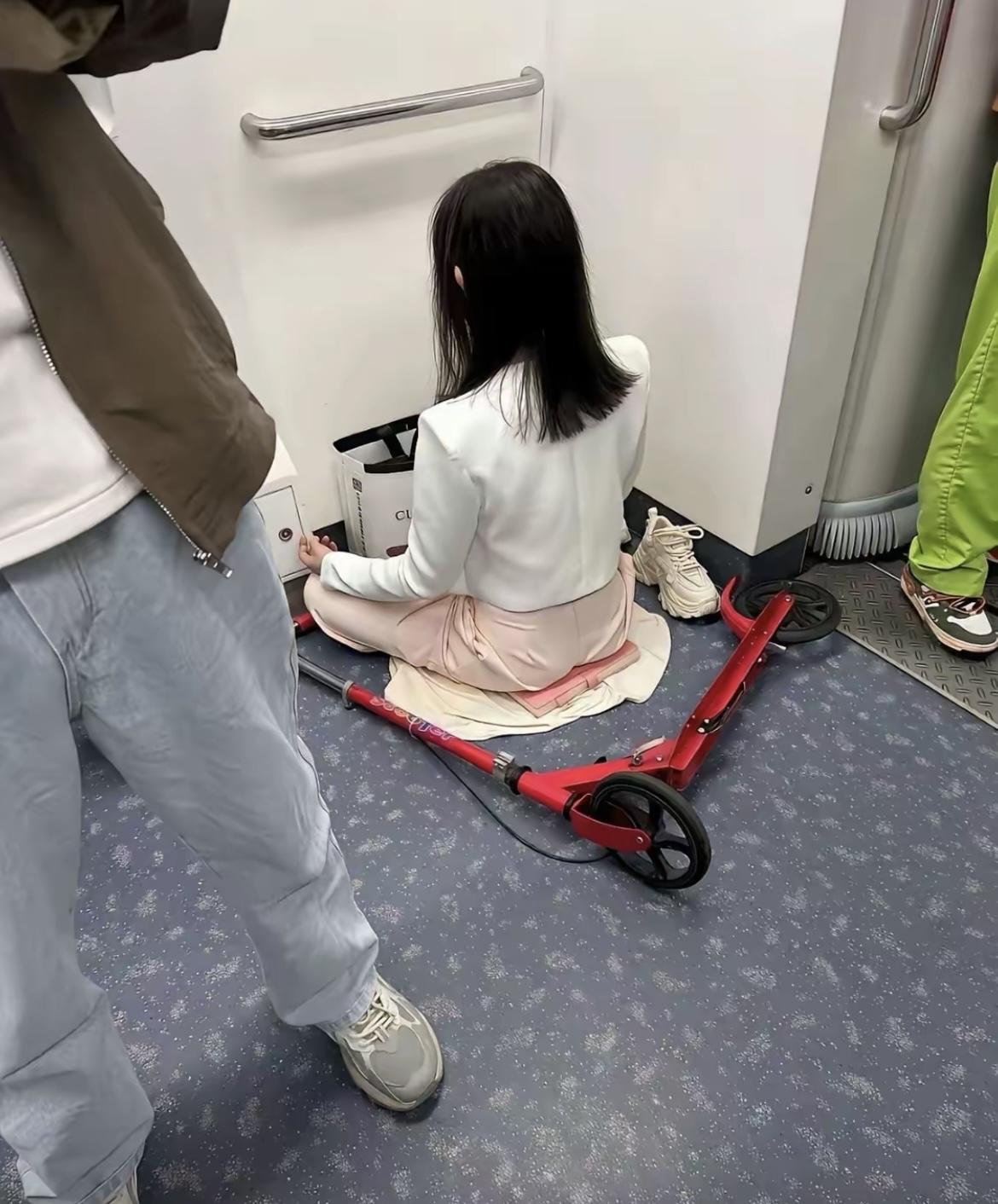 地铁上的一幕，不得不说惊呆了[哭哭]