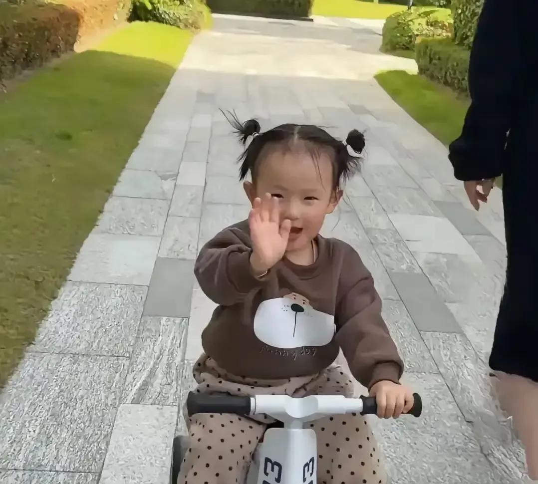 黄一鸣又在直播间聊女儿闪闪，说孩子爸是国民老公，配图里小女孩眉眼被弹幕放大对比，