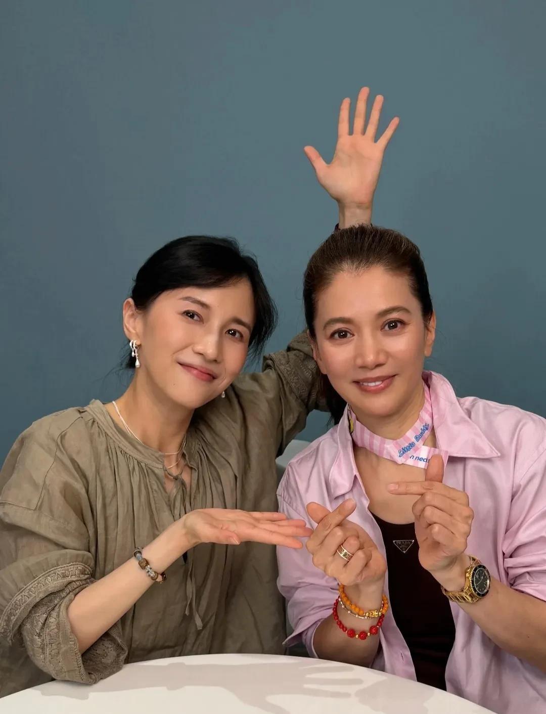 55岁袁咏仪上papi酱节目，扎个马尾穿件粉衬衫，我第一反应是：靓靓这回可真接地