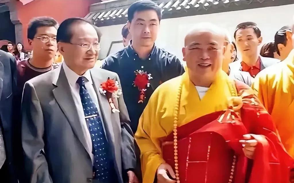 释永信出事后，大家才恍然大悟，金庸的作品真是前所未有的超前。金庸第一次进少林