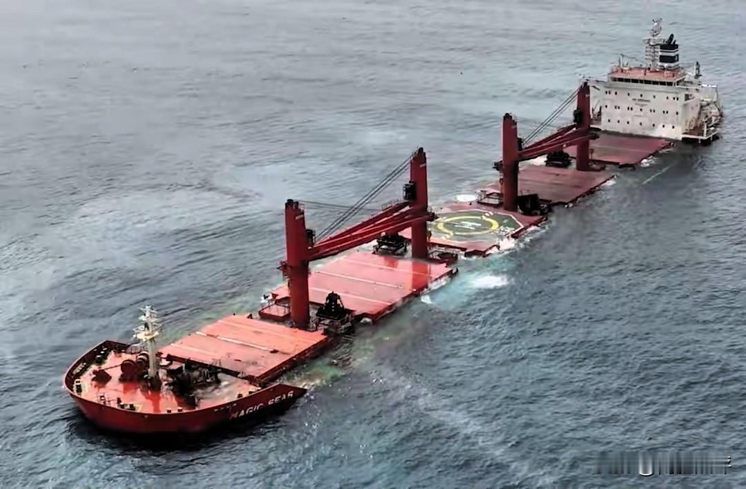胡塞武装公布“击沉以色列商船”视频：胡塞使用自爆艇、怒怼载着“雇佣兵”的以色列商
