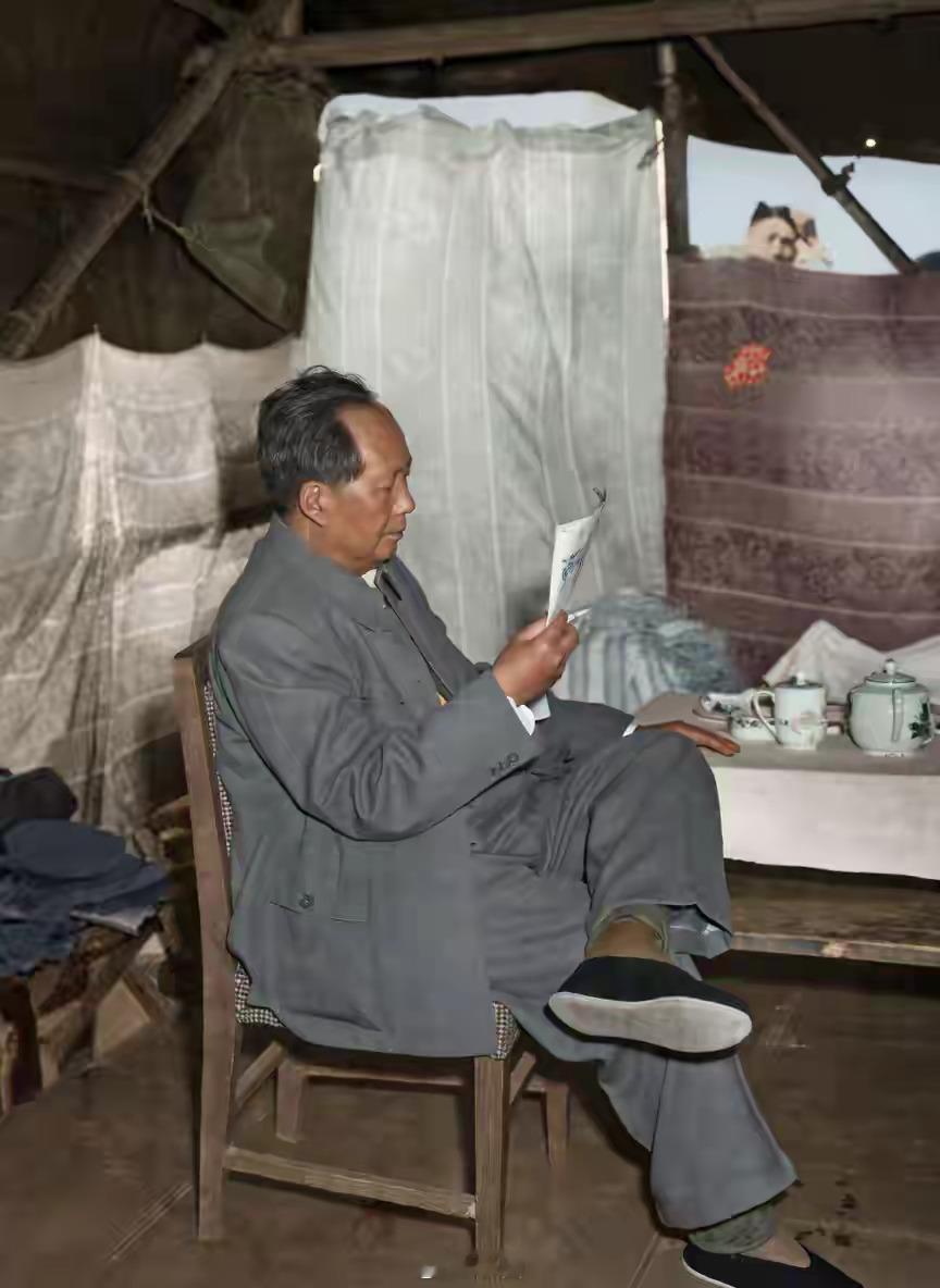 还是第一次见到这张照片。在这样简陋艰苦的环境下，毛主席依然坚持读书看报，从不停止