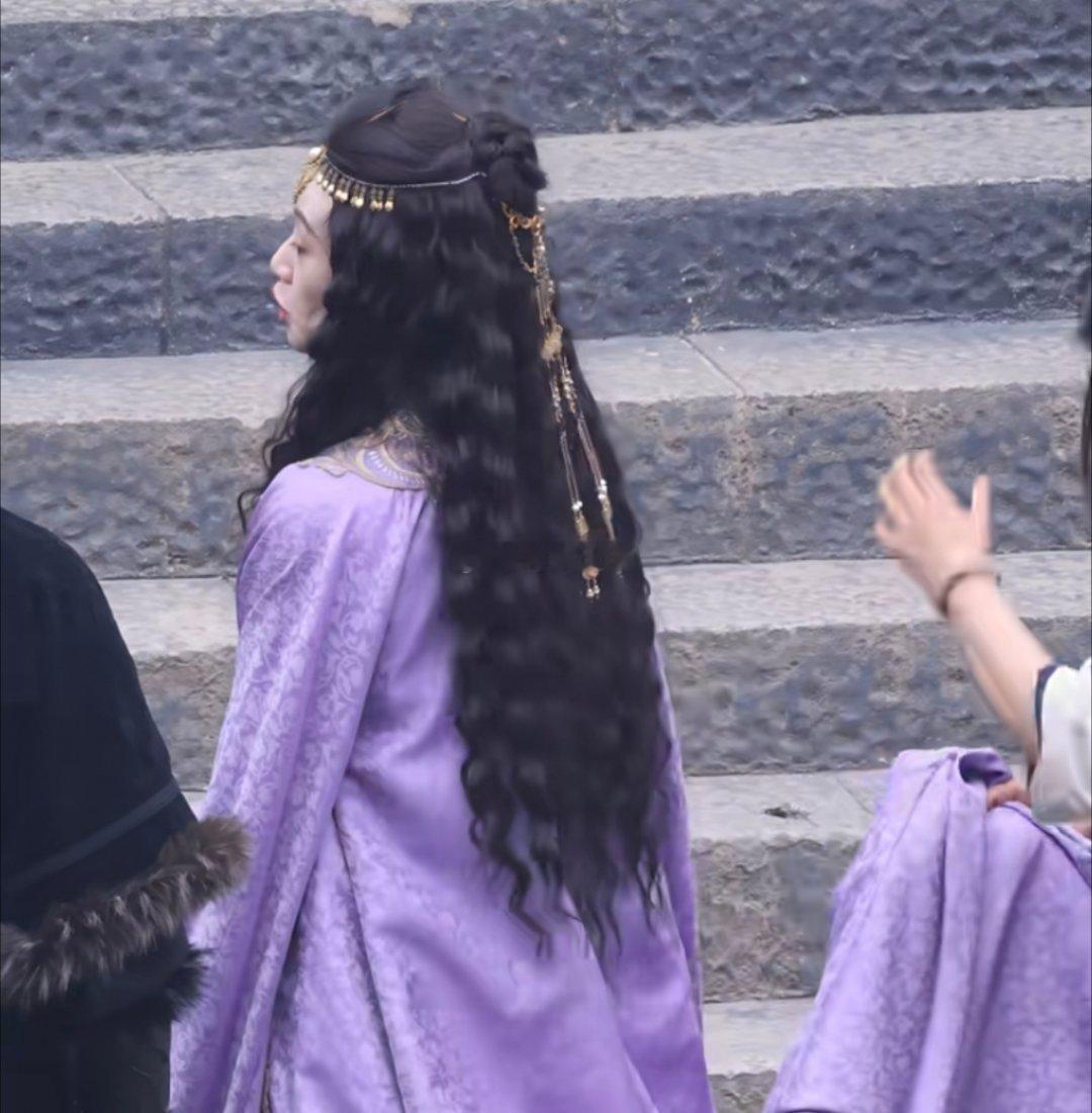 现在的影视剧越来越离谱，古装还可以烫卷发？