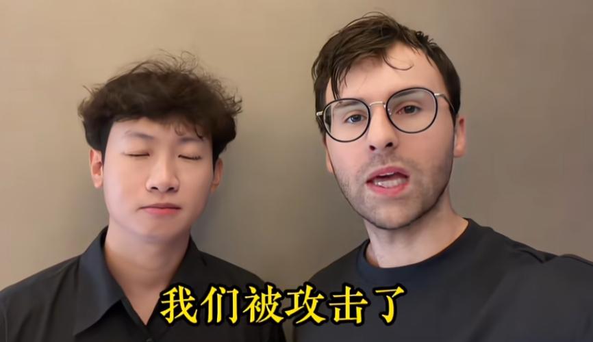 看哭了！法国小伙在东京街头举南京大屠杀横幅，被抢相机、被骂造谣，但他们始终没有低