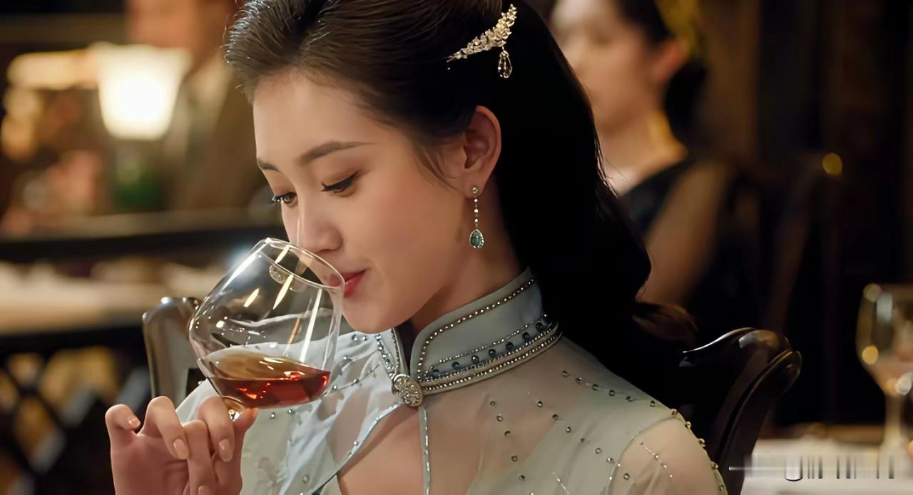 玉簟秋的导演是谁呀？直接把短剧流量花拍成“大姨”了。大家发现没，女二嘴巴都包不上