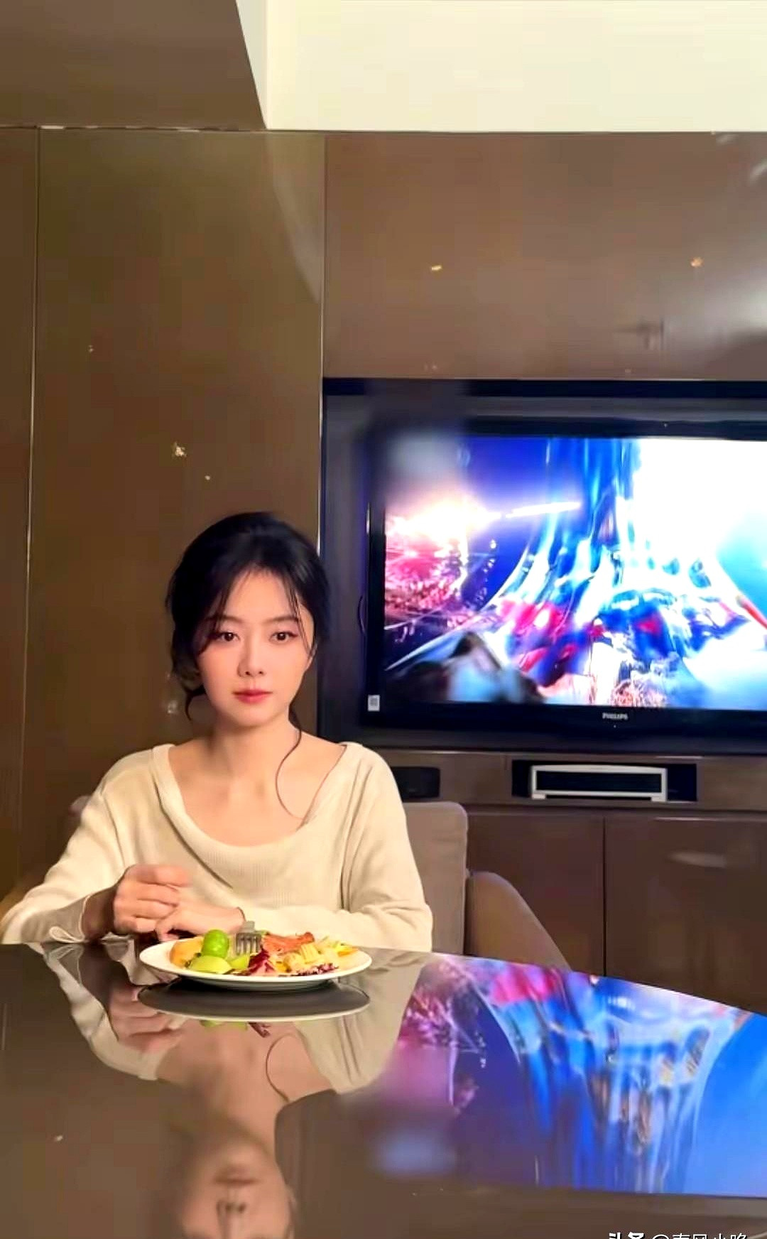 谭松韵这张娃娃脸，不知道骗了大家多少年，总让人误以为她肉嘟嘟的，直到跟刘学义站在一起才发现，整个人瘦