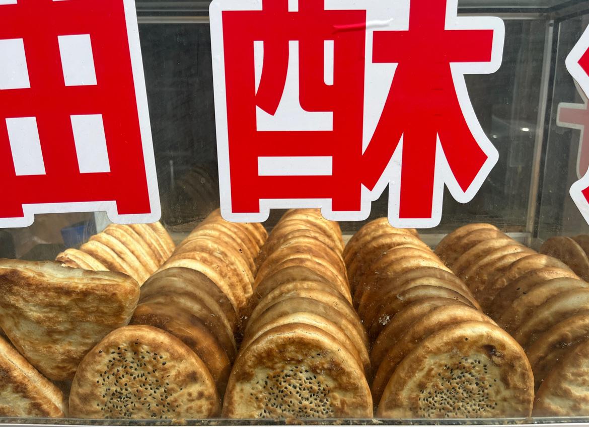 山西美食除了面食，烧饼也是一绝，这家烧饼是空心饼，老板娘说叫锅盔，吃起来挺不错的