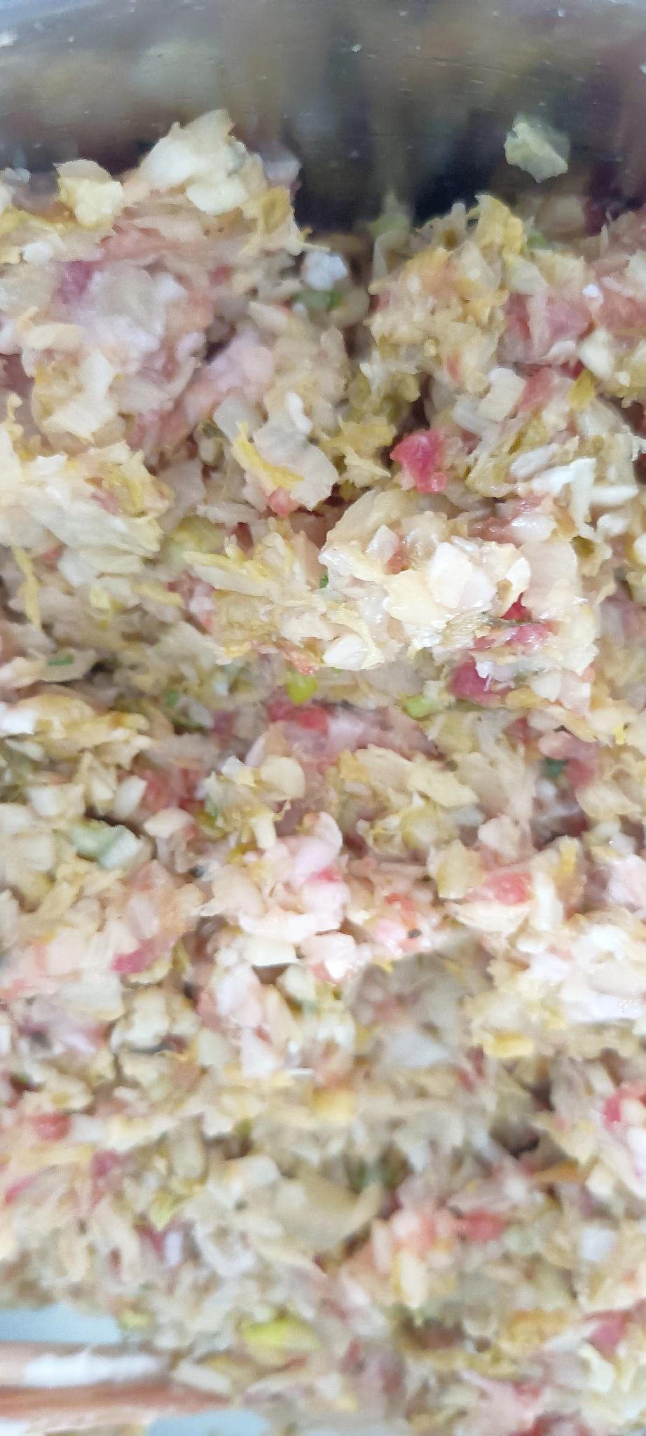 今天中午在女儿家烙馅饼，酸菜馅的。不是女儿女婿喜欢吃，是因为我有私心。我妈喜