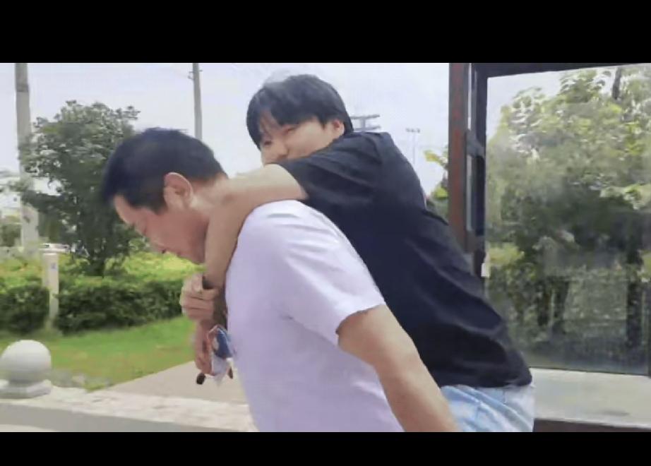 安徽，一高三男生高考前脚受伤了，缝了六针，行动不便，考试当天，53岁的班主任，二