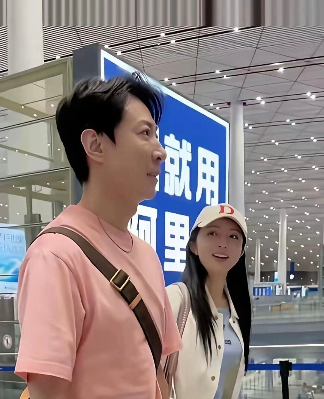 婚后的张维伊，简直像做了医美，看起来整个人都年轻了，眼神里那股子温柔劲儿，藏都藏