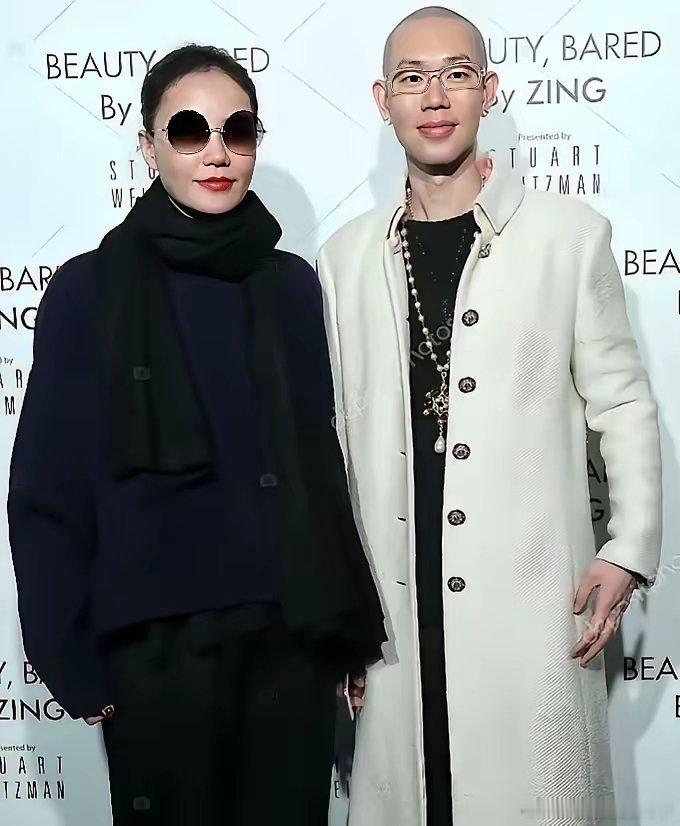 查了下王菲御用化妆师Zing的收费标准，刚泡好的茶瞬间不香了。公开资料显示，他