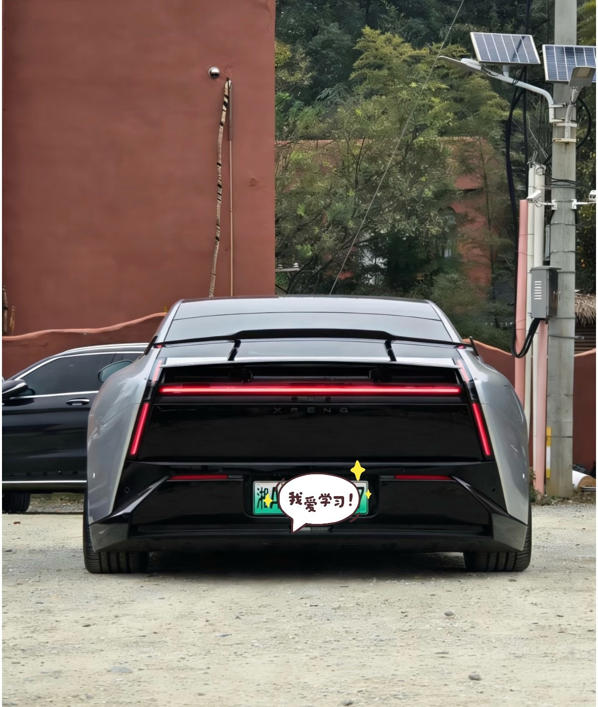 总感觉小鹏P7这个车屁股和这个尾翼有点不搭而且我觉得P7如果出旅行版的话，如