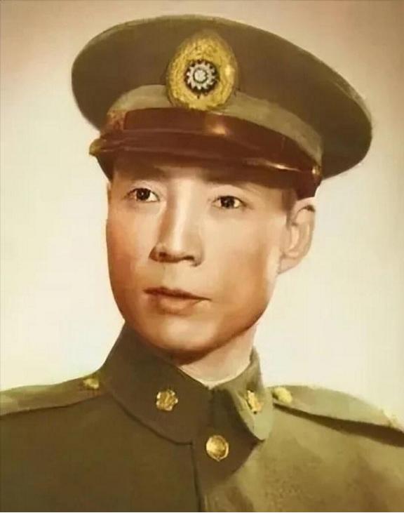 1948年8月，毛人凤得知亲信戚再玉、张亚民被抓后，打电话让淞沪警备司令部放人，