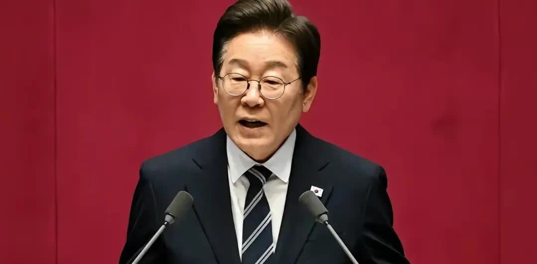 韩国总统李在明的支持率明显下跌有他的自己的原因。当然，这也是让李在明深感危机的地