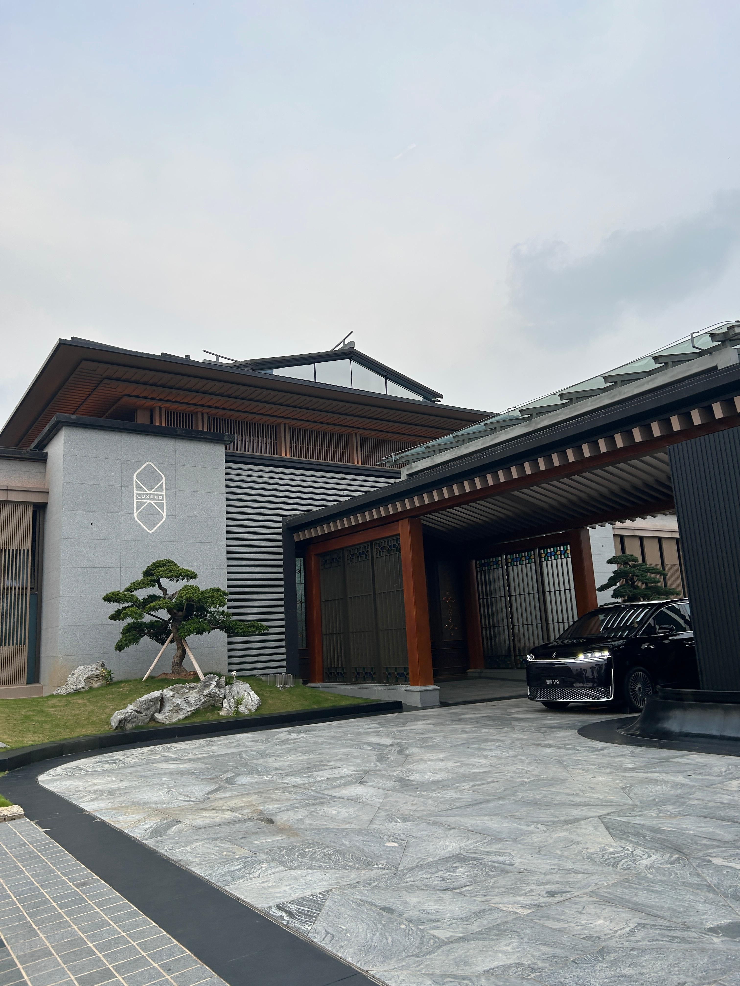 昨天说的228888一晚的这个香山苑，我今天进去探索了一下，房间没看，整体楼里的