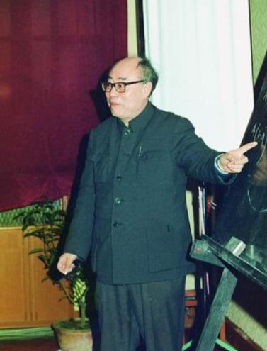 纸带还在“哒哒”走，放大镜还没举稳，于敏一句“机器坏了”把全场钉死。更讽刺的