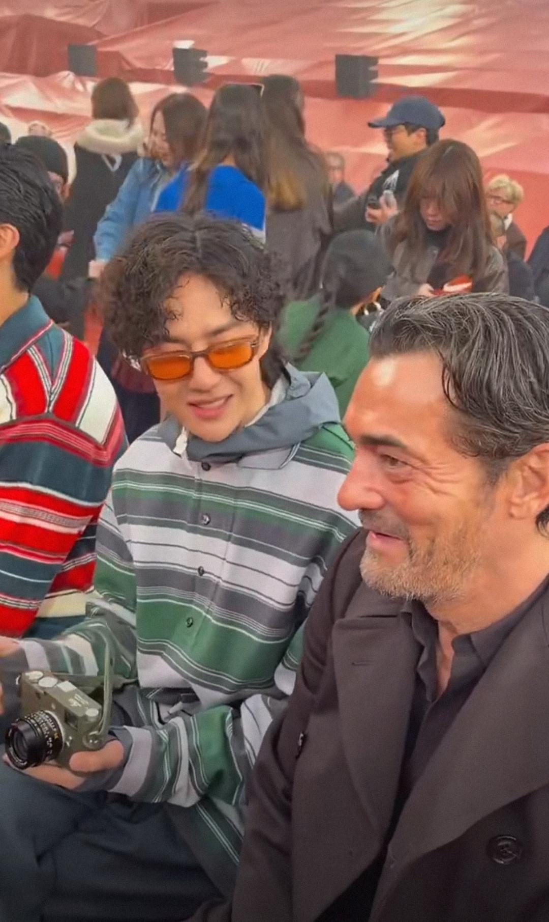 巴黎时装周，Lacoste大秀，王一博在座位上和Lacoste母公司MFBr