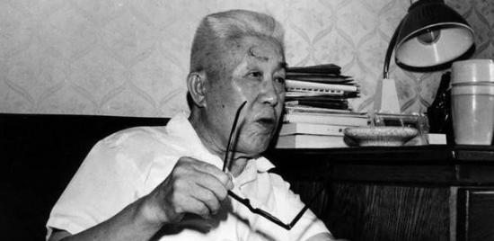 1950年8月，郑洞国去上海看病，路过北京时被周总理叫来家里吃饭，席间，周总理问