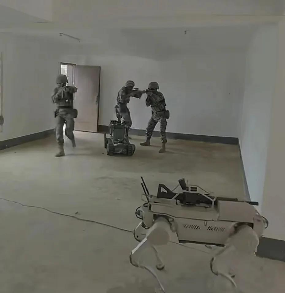 中越陆军联合演练，有人就发现我们手把手教越南士兵使用无人机突袭技术以及机器狗协同
