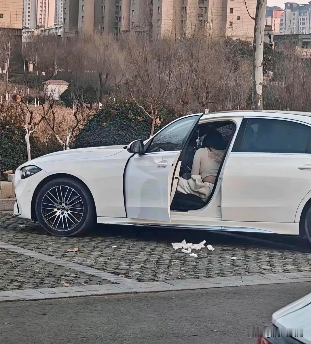 街拍，太没素质了，乱扔垃圾。奔驰女车主到底在干什么，扔了一地的卫生纸，就不能