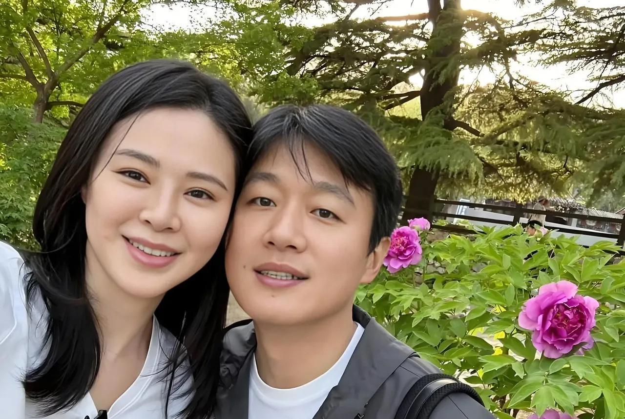 佟大为46岁状态曝光，变化太大，发际线上移显得更加成熟，妻子保养得当似少女
