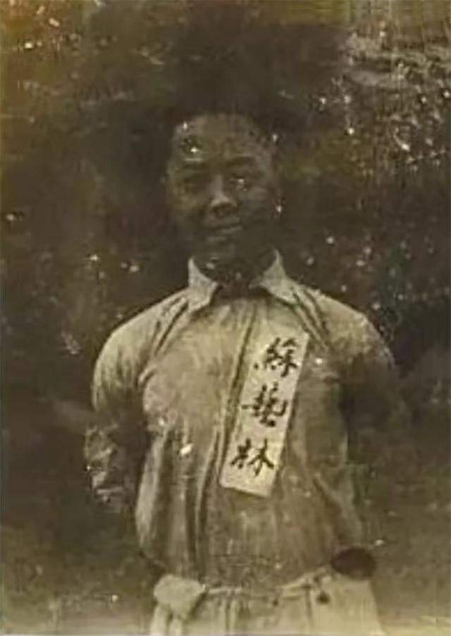 这张饱经时光侵蚀的旧照，是苏艺林烈士1950年在台湾马场町刑场就义之前留下的影像