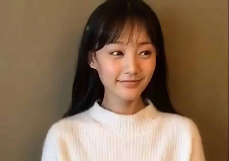 李一桐出道前的素颜，比现在大火的七七还要漂亮，可还是「体寒」了这么多年才火果