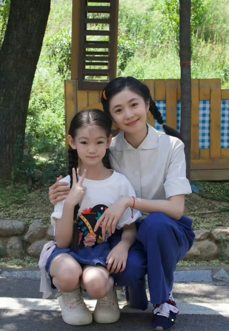 有人懂刘浩存上面年代衣下面穿miumiu鞋的萌感吗