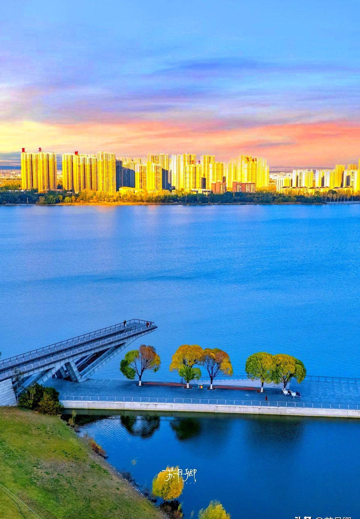 大同没跟风，却成网红一位老游客说，别的湖拼命加灯光加栏杆，大同把湖边的烂泥滩