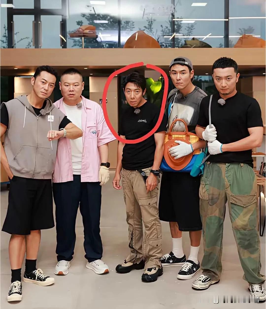 撒贝宁也太有意思了，时隔多年居然表情不变，10年前的《了不起的挑战》，一张合照，