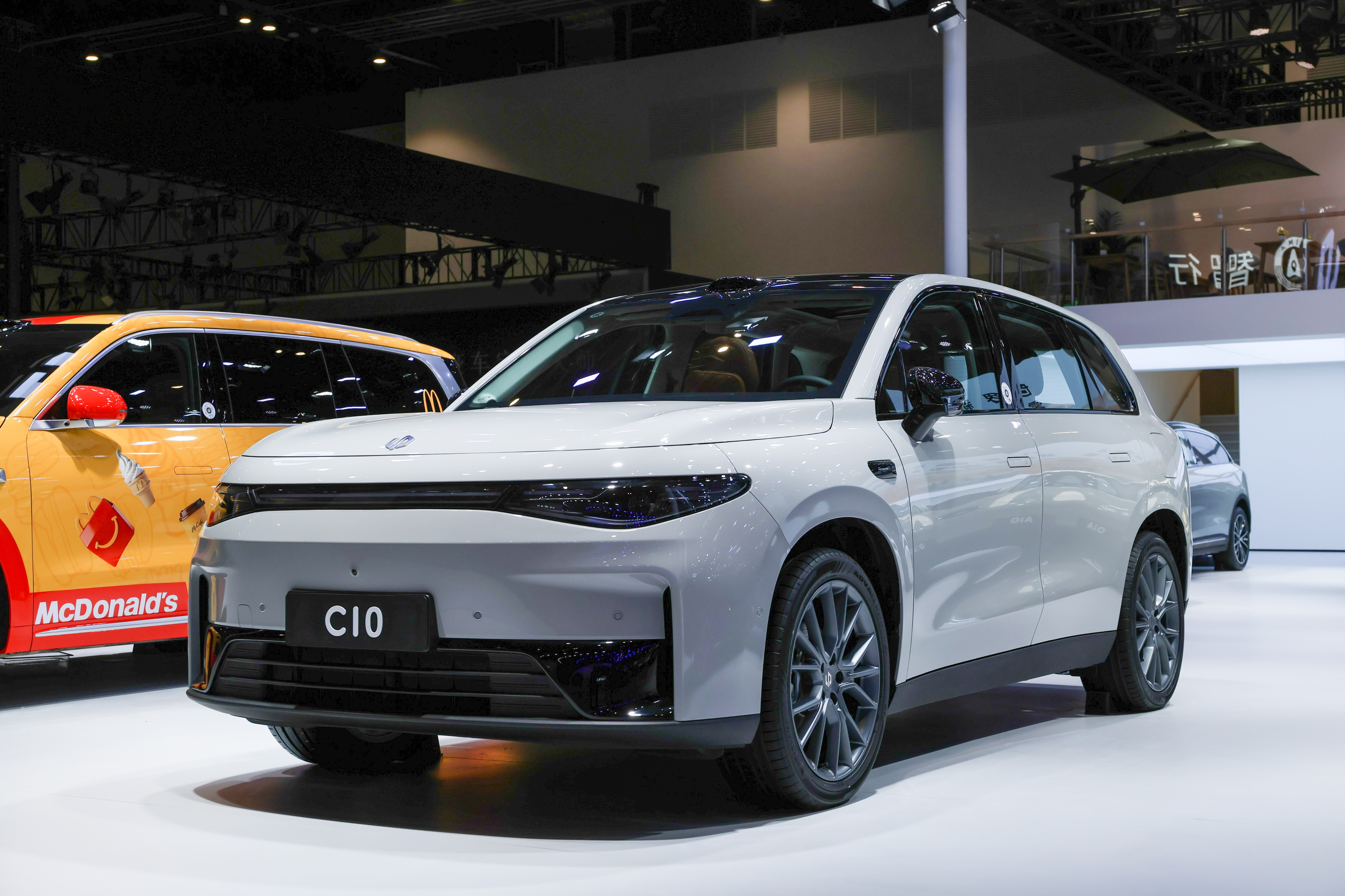 逛完北京车展，看着看着巨大的展馆里的1451辆展车，181台全球首发新车，我最大