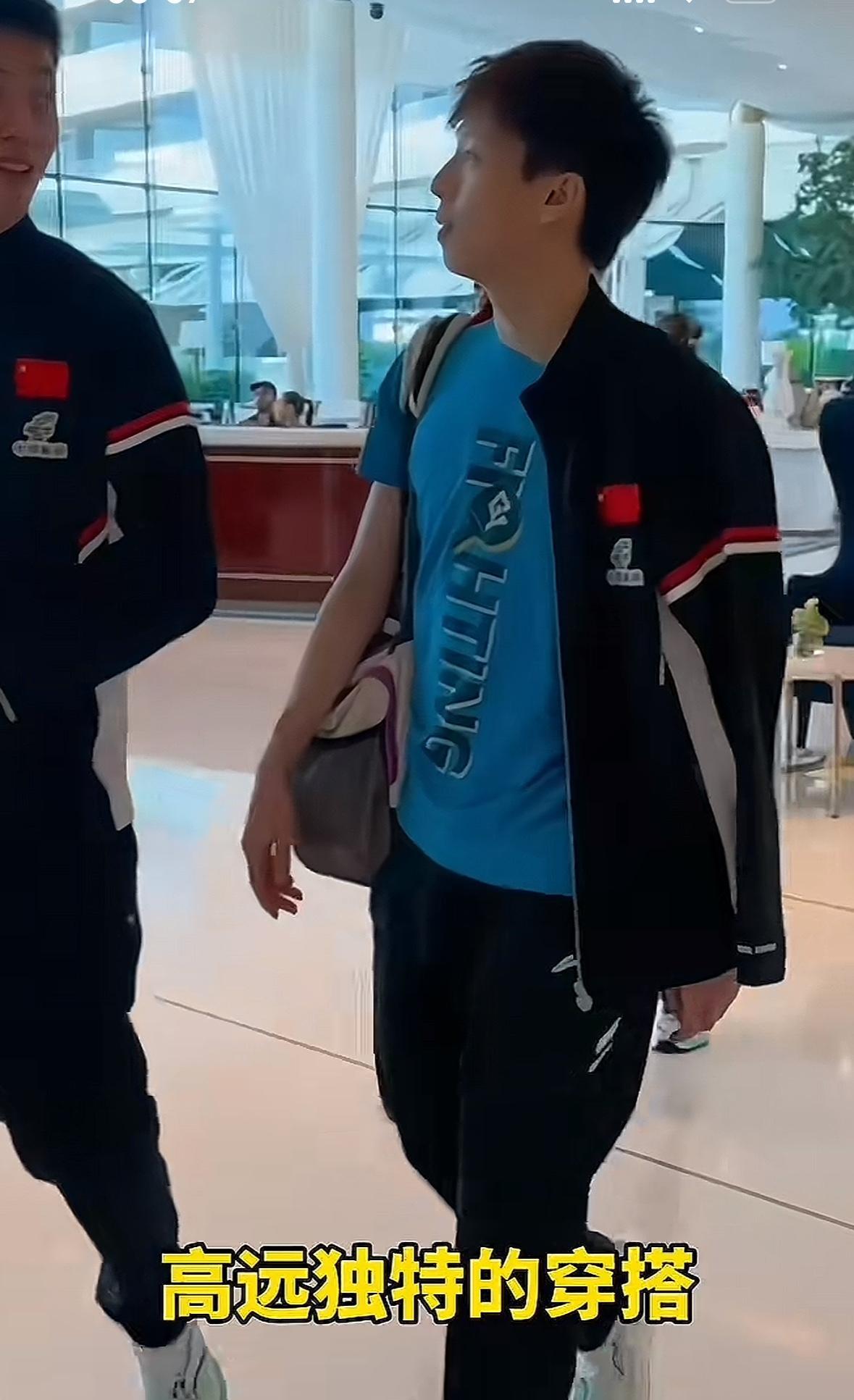 我发现队员们换上了新队服，这次是黑色的，说实话比黄色要帅气，有网友称像顺丰快递的