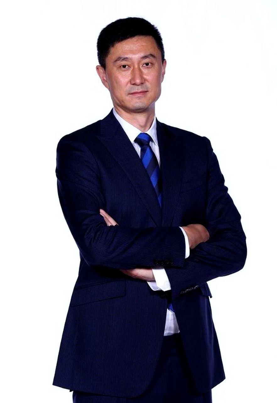 杜锋刚从广东队主教练的位置上下来，一个石破天惊的方案就摆上了台面。不是让他去新