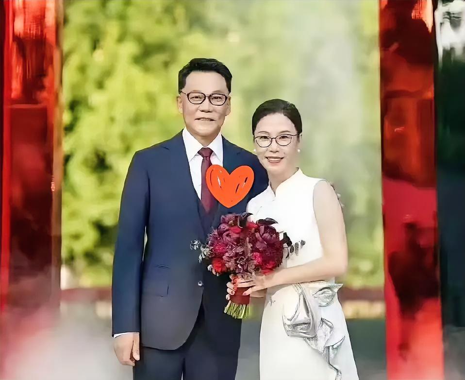 现在才明白​男人最大的底牌是妻子​不信你看李国庆，自从张丹红被他娶进门，他真