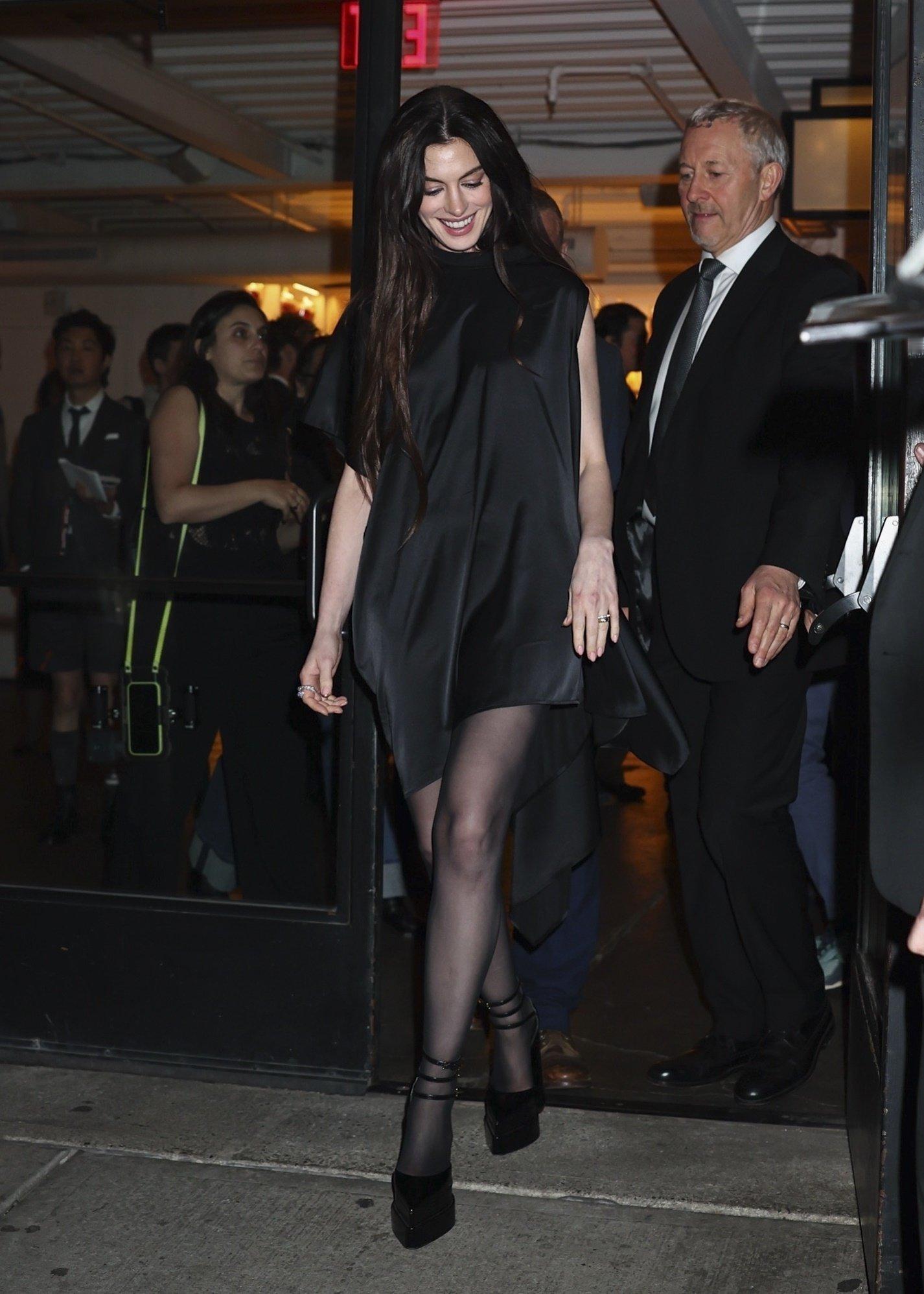 算是安妮海瑟薇近日最好看的一个造型了（包括妆发